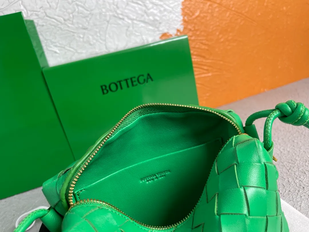 Batch 1120 BOTTEGA VENETA/Bottega 2021 new women's POUCH crossbody bag clutch, lntfecciato woven leather crossbody mini handbag, single internal open pocket, zipper closure, computer embroidered leather shoulder strap can be adjusted in length, model: 30308 Color: parrot green Origin: Italy Size: 17*12*8
